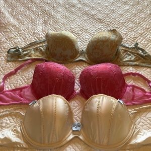 Victoria’s Secret 36 D set of 3 bras demi and push up in EUC ✨🤍🌸💚✨